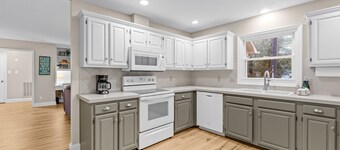 NEW! Huge Covered Dock, Firepit, Kayaks, Foosball