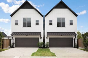 Exterior - LUXR HUB XL - 7BR Group Stay in Downtown, Stadiums (Houston)