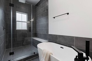 Shower, hair dryer, towels, soap - LUXR HUB XL - 7BR Group Stay in Downtown, Stadiums (Houston)