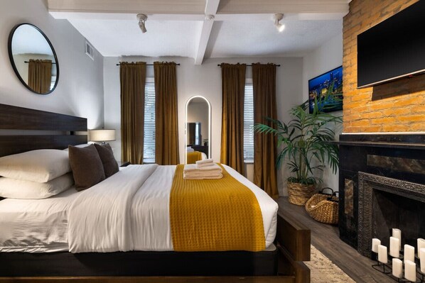 3 bedrooms, desk, iron/ironing board, travel crib