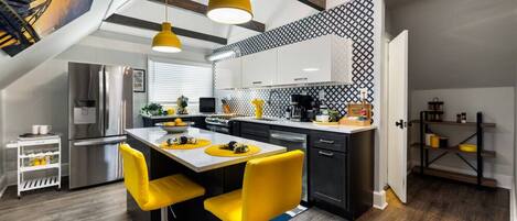 Réfrigérateur, micro-ondes, four, plaque de cuisson