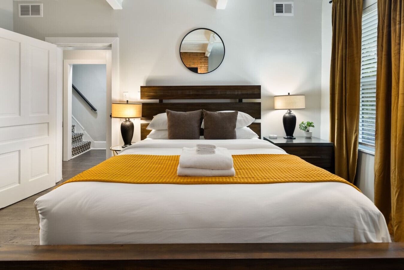 3 bedrooms, desk, iron/ironing board, travel crib