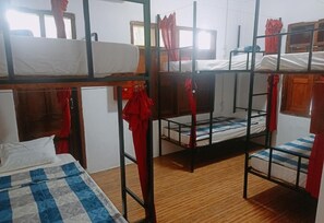 6 mixed dorm room | خزنة داخل الغرفة وستائر تعتيم