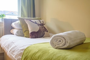 3 habitaciones, acceso a internet y ropa de cama
