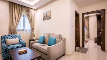 Apartamento standard, 1 quarto | Área de estar | TV de tela plana 32 polegadas com canais via satélite