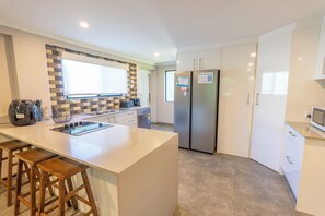 ثلاجة، ميكروويف، موقد طهي مسطح، غسالة أطباق