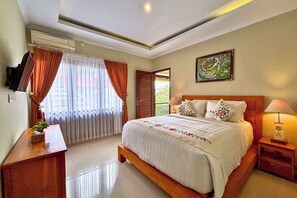 Decoración personalizada, muebles diferentes, escritorio y wifi gratis 