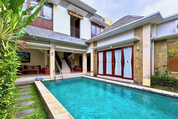 Una piscina al aire libre