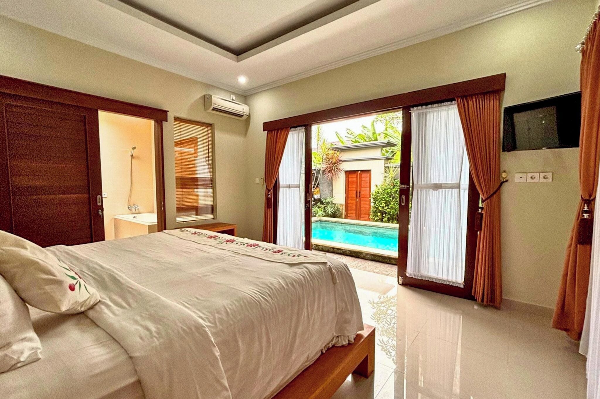 Decoración personalizada, muebles diferentes, escritorio y wifi gratis 