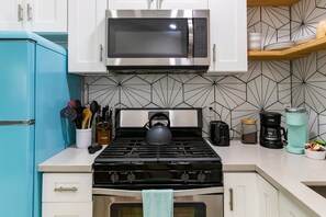 冷蔵庫、電子レンジ、オーブン、コンロ