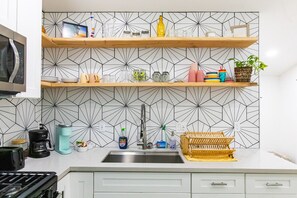 Fridge, microwave, oven, stovetop - Cute & Stylish 1Bdrm + Parking, Minutes to the Beach & Hiking trails ! (San Juan Capistrano)