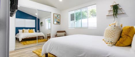 1 habitación, escritorio, tabla de planchar con plancha y cuna de viaje