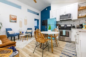 Fridge, microwave, oven, stovetop - Cute & Stylish 1Bdrm + Parking, Minutes to the Beach & Hiking trails ! (San Juan Capistrano)