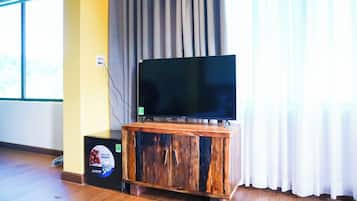 Deluxe Double Room, River View | Blackout curtains, iron/ironing board, free WiFi
