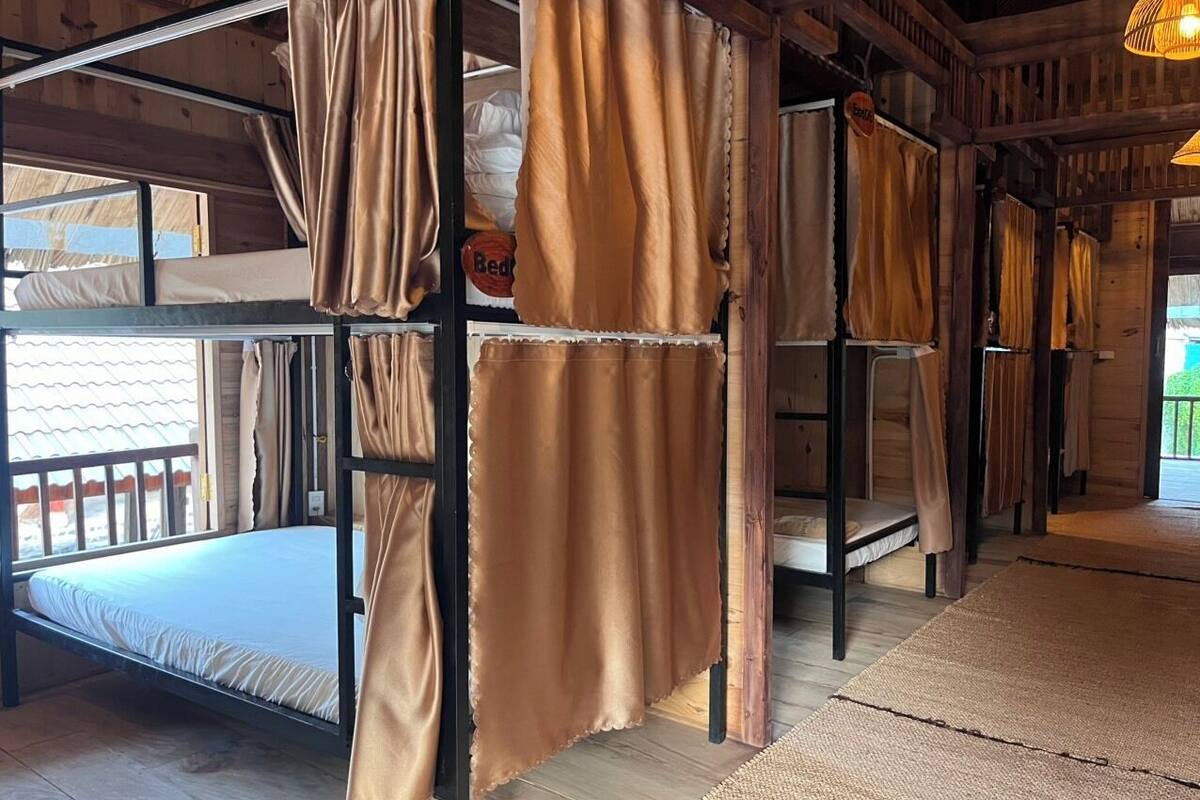 Rideaux occultants, fer et planche à repasser, Wi-Fi gratuit