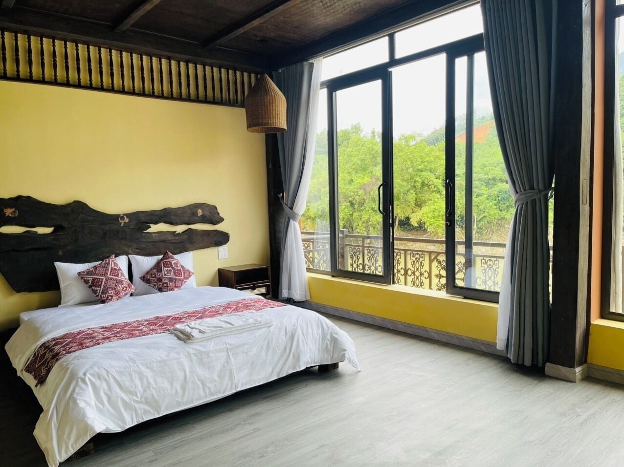 Cortinas blackout, tabla de planchar con plancha y wifi gratis 