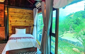 Habitación triple, balcón, vistas al río | Cortinas opacas, tabla de planchar con plancha, wifi gratis