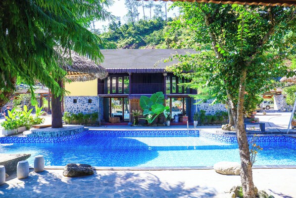 15 outdoor pools