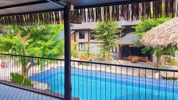 Phòng tập thể Deluxe, sân hiên, quang cảnh hồ bơi | Màn/rèm cản sáng, bàn ủi/dụng cụ ủi quần áo