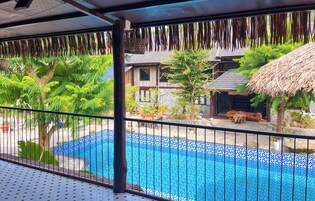 Dormitório compartilhado luxo, varanda, vista para a piscina | Cortinas blackout, ferros/tábuas de passar roupa, Wi-Fi de cortesia