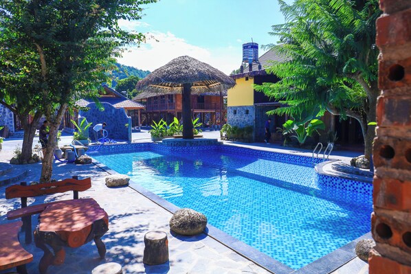 15 outdoor pools