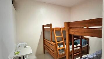 3 habitaciones, tabla de planchar con plancha, wifi y ropa de cama