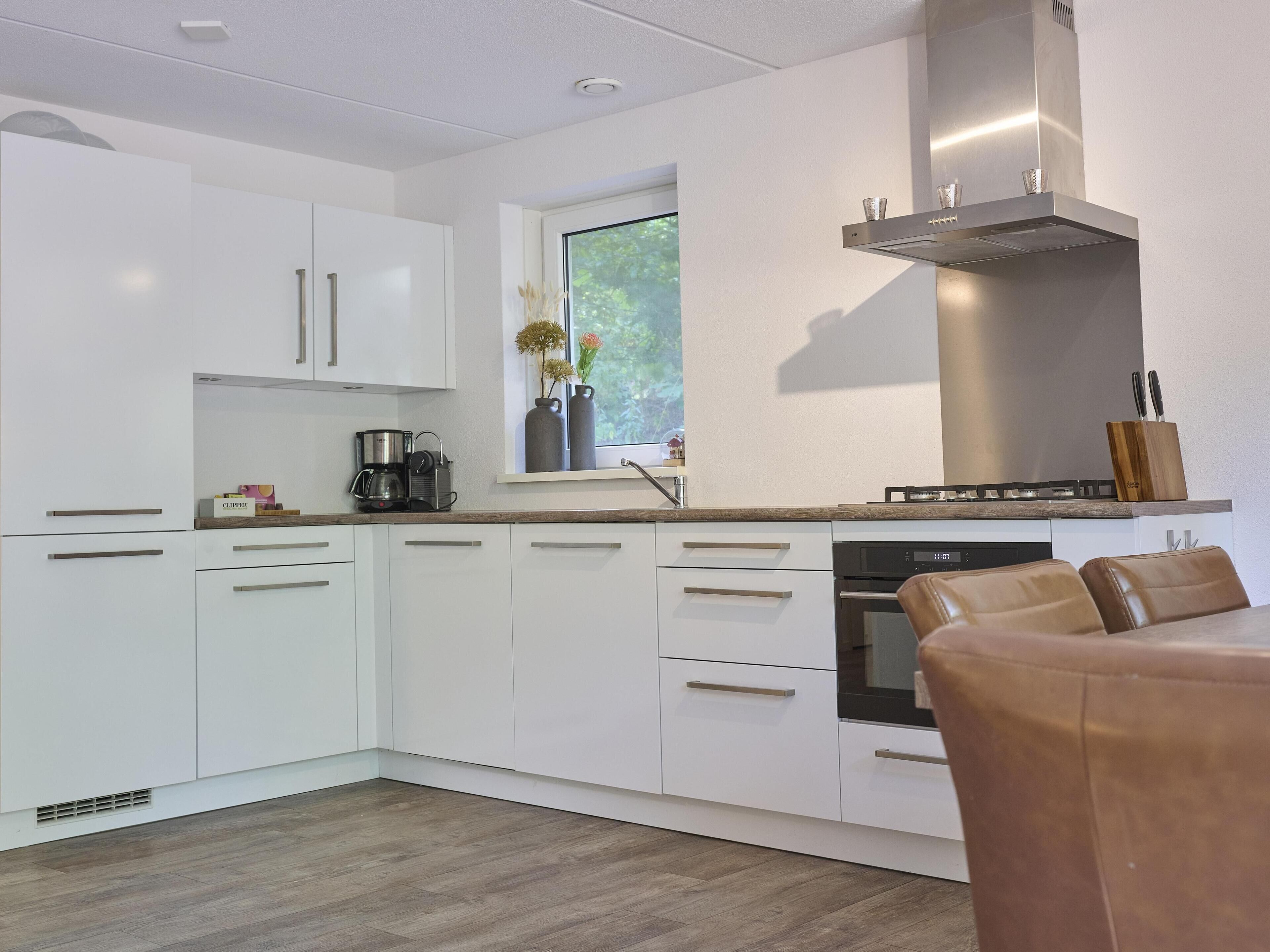 Een koelkast, een oven, een kookplaat, een vaatwasser