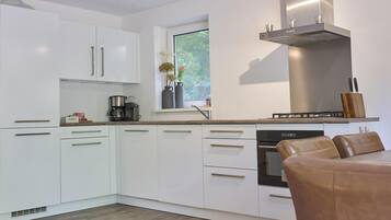 Een koelkast, een oven, een kookplaat, een vaatwasser