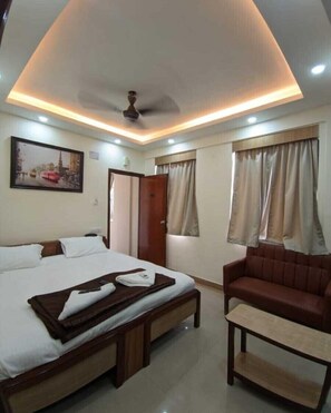 Executive Room | Desk, rollaway beds, free WiFi, bed sheets - Hotel Goldenkey (Kolkata)