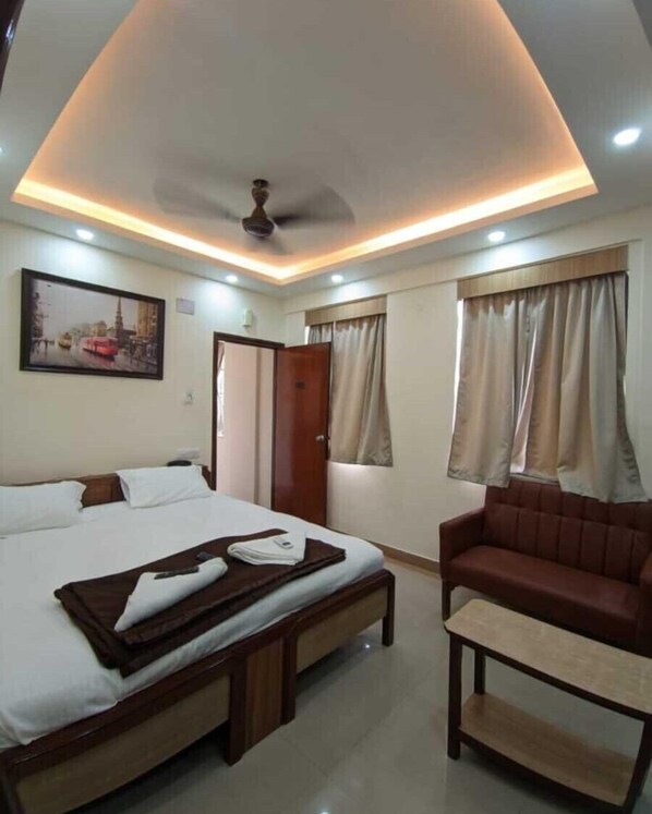 Executive Room | Desk, rollaway beds, free WiFi, bed sheets