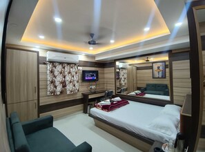 Habitación estándar | Escritorio, camas supletorias, wifi gratis y ropa de cama