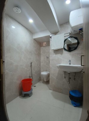 Family Room | Bathroom | Shower, free toiletries, towels, soap