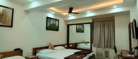 Family Room | Desk, rollaway beds, free WiFi, bed sheets