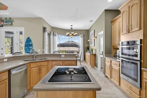 冷蔵庫、電子レンジ、オーブン、コンロ