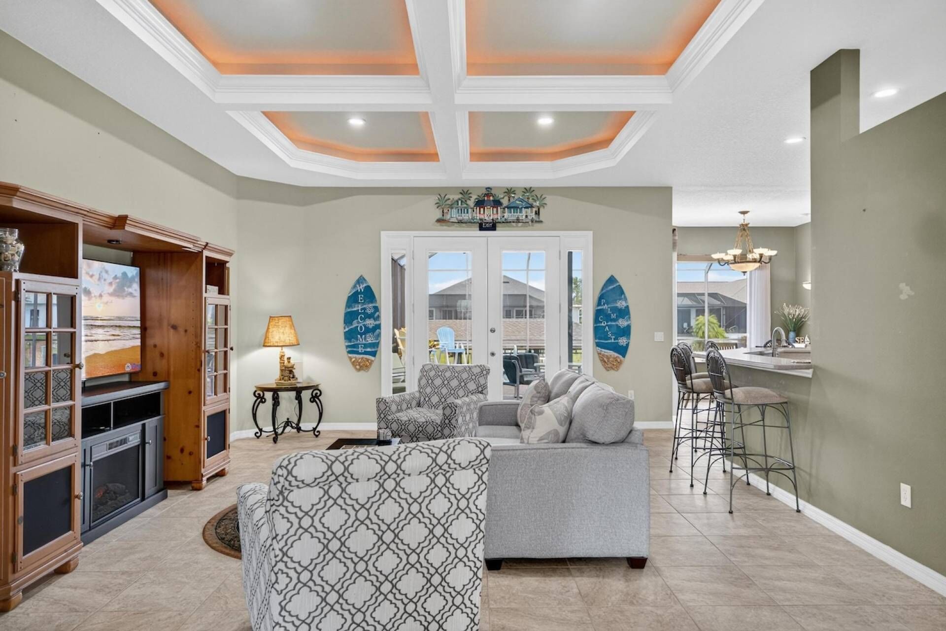 Smart-TV, Kamin, Arbeitsbereiche