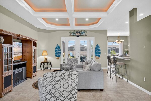 スマートテレビ、暖炉、書斎 / ワークスペース