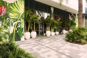 Exterior detail - Modern Luxury Miami: Downtown/Brickell 2BD/2BA Wraparound Balcony OnSite Parking (Miami)