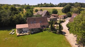 Exterior - Gite Sous Le Tilleul swimming pool. Pets welcome! (Saint-Sulpice-d'Excideuil)