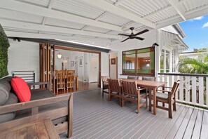 Outdoor dining - A Comfy Family QLDr ~ 3Bed/2Bath/1Car ~ House (East Brisbane)