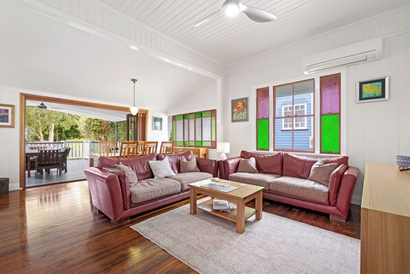 Smart TV, books - A Comfy Family QLDr ~ 3Bed/2Bath/1Car ~ House (East Brisbane)