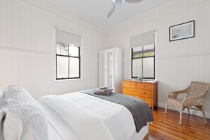 3 bedrooms, iron/ironing board, travel cot, free WiFi - A Comfy Family QLDr ~ 3Bed/2Bath/1Car ~ House (East Brisbane)