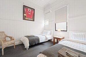 3 habitaciones, tabla de planchar con plancha y cuna de viaje 