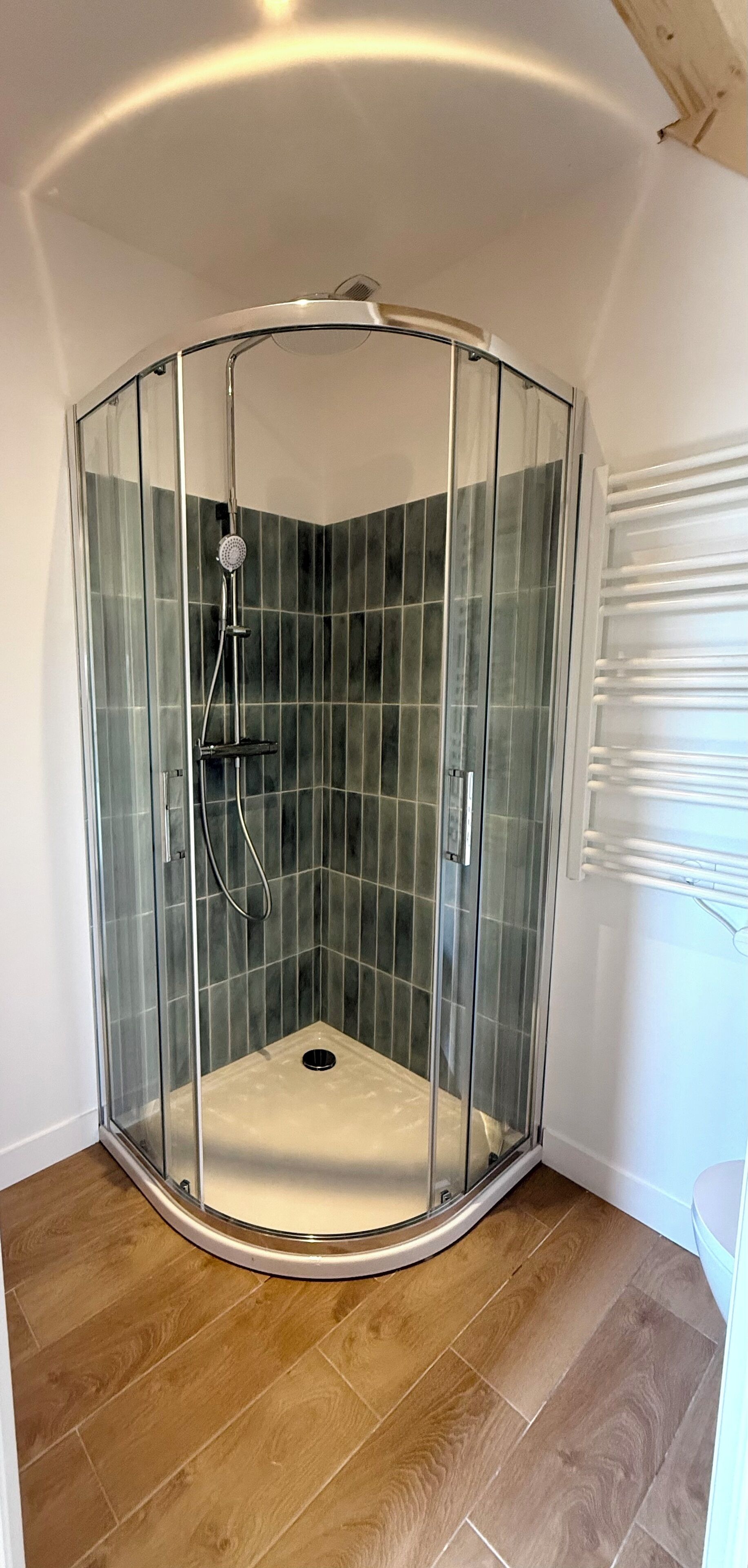 Dusj, hårføner, håndklær og såpe