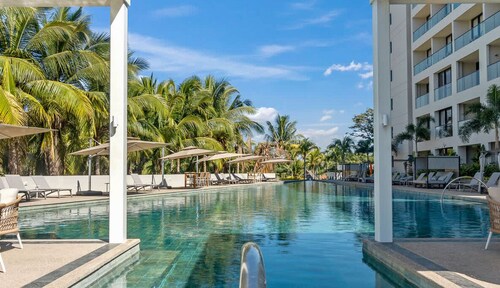 Canal-View Condo w/ Pool, Gym & Parking: Mio