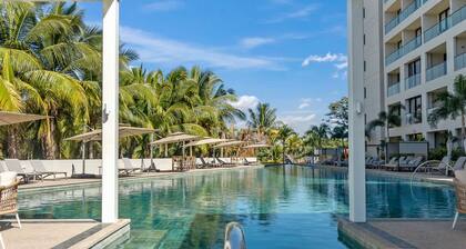 Canal-View Condo w/ Pool, Gym & Parking: Mio