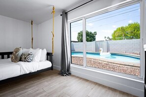 4 bedrooms, desk, iron/ironing board, travel crib