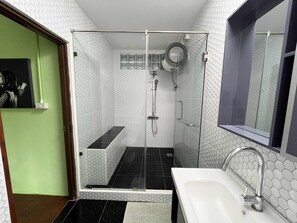 Chuveiro, secador de cabelo, toalhas de banho, sabonete