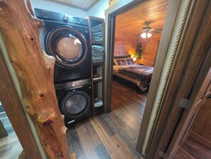 2 bedrooms, desk, free WiFi, bed sheets - Country Cabin - Hot Tub - Free Kayaks - Gig Speed Internet - Fire Pit! (Loogootee)