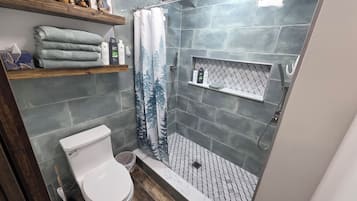 Doccia, asciugacapelli, asciugamani, sapone