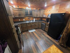 Fridge, microwave, oven, stovetop - Country Cabin - Hot Tub - Free Kayaks - Gig Speed Internet - Fire Pit! (Loogootee)